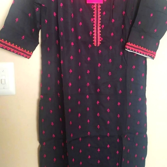 Women's Embroidered Kurta - Picture 2 of 4